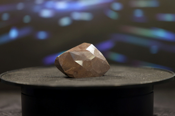 Maior diamante negro lapidado do mundo é exibido em&nbsp;Dubai