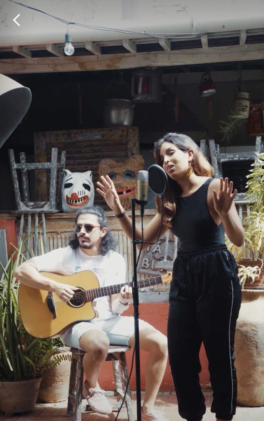Amanda Rodrigues estreia voz e violão no Hier&nbsp;Bar