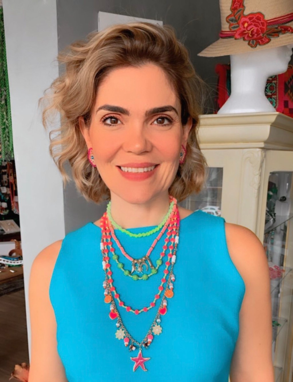 Juana Moura abusa das cores vibrantes e brilhos para compor as peças de&nbsp;verão