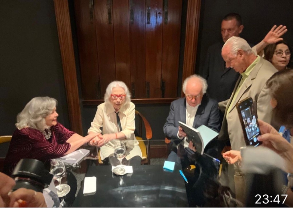 Lançamento de “Pausa & Linha: O Poder em Fernanda Montenegro” movimenta noite de autógrafos no&nbsp;Rio